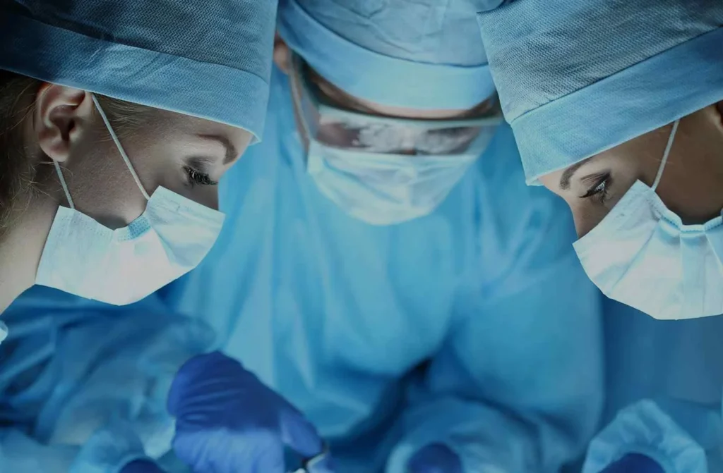 Dermatoloq dəri cərrahiyyesi ilə məşquldur