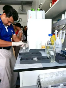 dermatoloq mehdi iskəndərli laboratoriyada