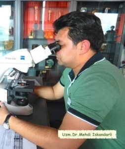 dermatoloq mehdi iskəndərli dermatopatoloq kimi mikroskop arxasında
