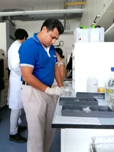 dermatoloq mehdi iskəndərli laboratoriyada