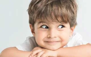 pediatrik dermatoloq uşağı müayinə edir